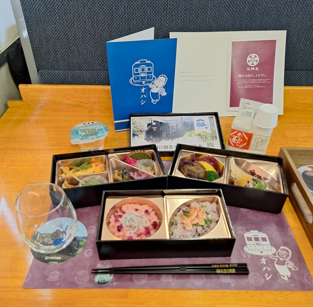 今日から食堂車「オハシ」が始まりました。