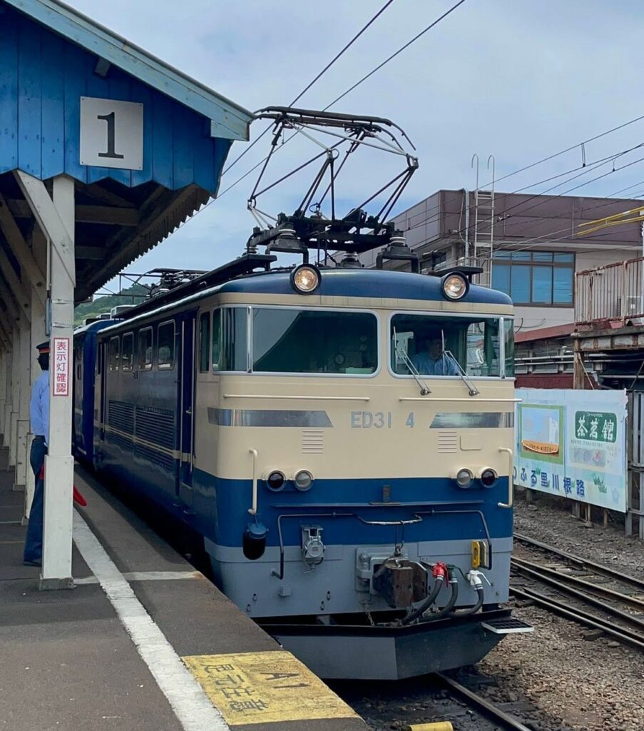 お座敷車両が登場します。